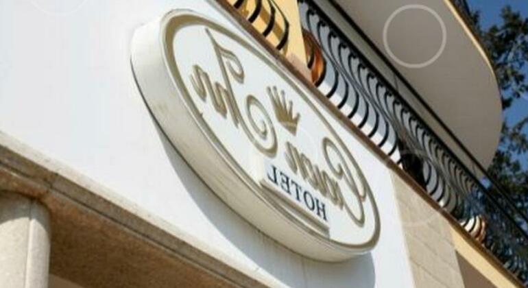 Crown Inn Hotel - Photo2