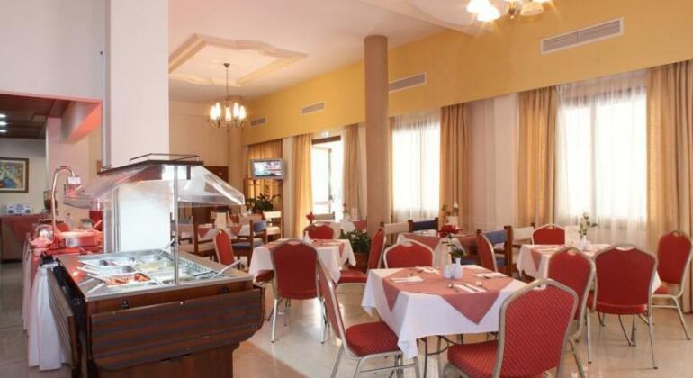 Crown Inn Hotel - Photo5