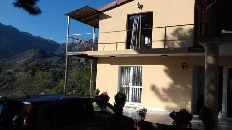 Moni House