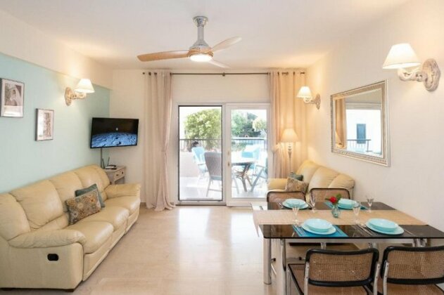 Dalia Seaside 2 Bedroom Apartment with Pool & Garden - Photo4