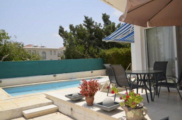 Two story house with private swimming pool - Photo2