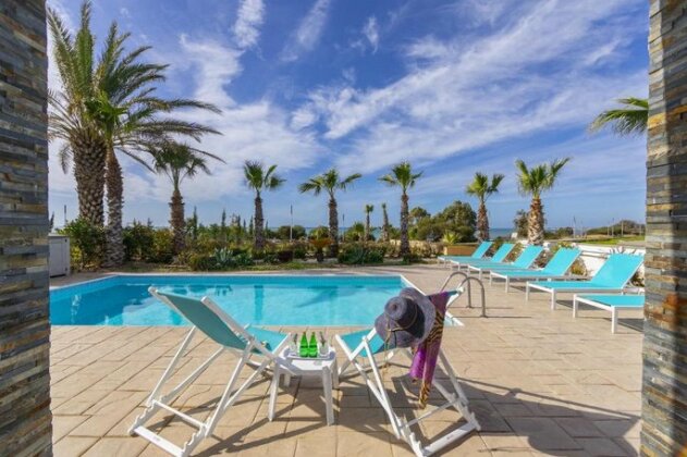 Faros BeachFront Villa - Photo2