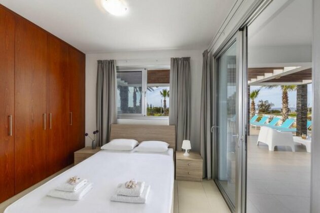 Faros BeachFront Villa - Photo3