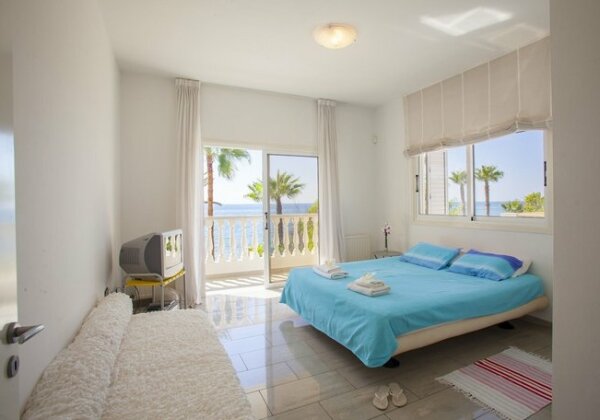 Sunset Beachfront Villa Meneou - Photo4