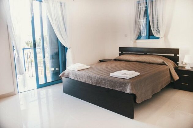Ayios Therissos Villas - Photo5