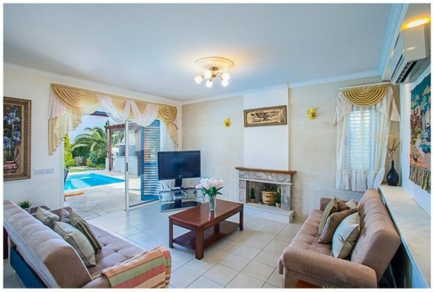 Helena Villa - Photo3