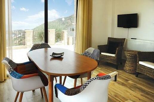 Pomos View - Photo2
