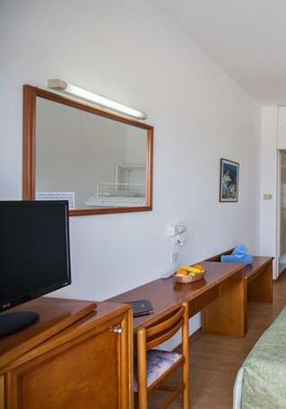 Adelais Bay Hotel - Photo4