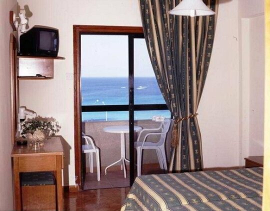 Chrystalla Hotel - Photo2
