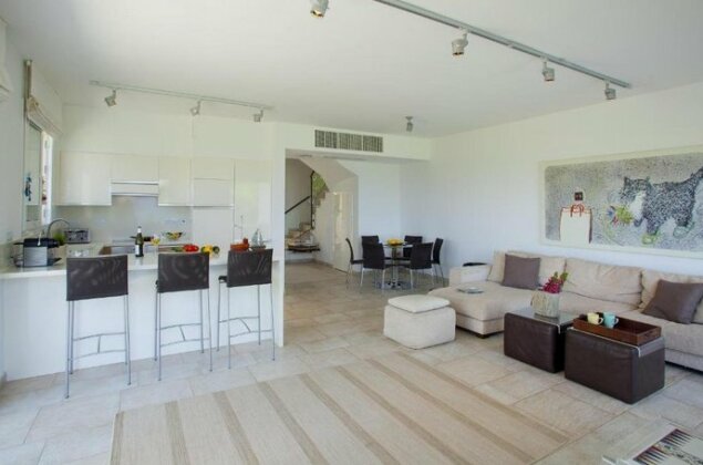Kerri W Seafront Villa - Photo2
