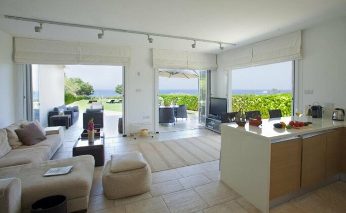 Kerri W Seafront Villa - Photo4