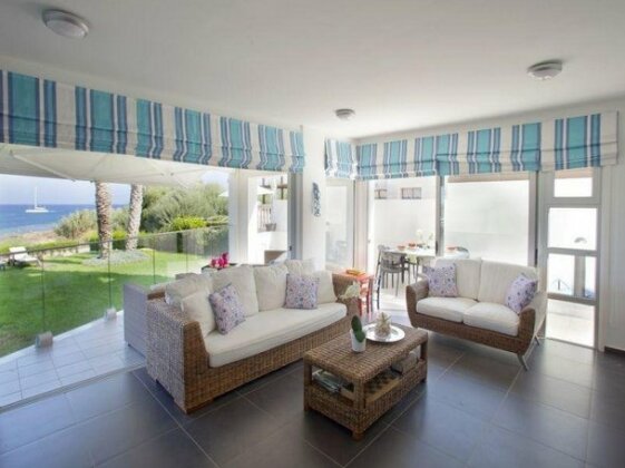 Trident 4 Luxury Beach Front Suite - Photo4
