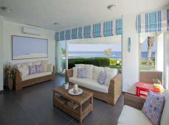 Trident 4 Luxury Beach Front Suite - Photo5