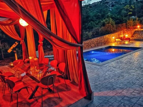 Privately located villa with pool - Photo2