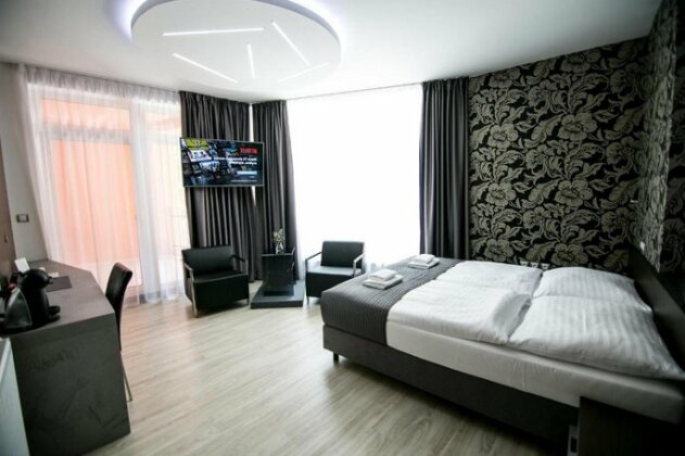 Hotel U Kostela s r o