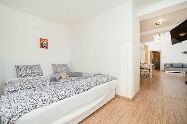 Castle View Apartment with 3 Balconies Ideal for Groups by easyBNB - Photo5
