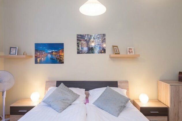 Castle View Spacious Apartment - Photo4