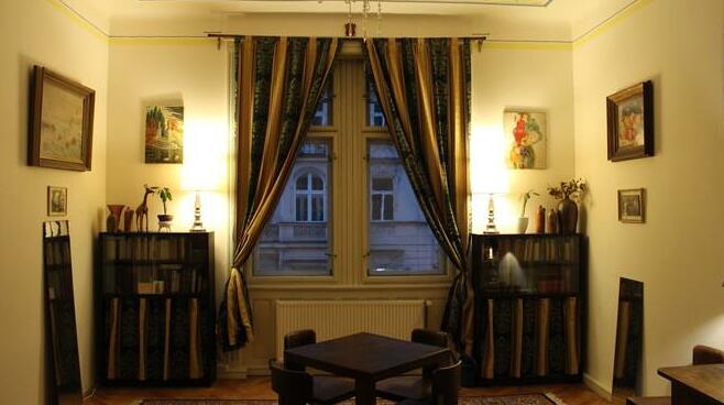 Huge room in Art Nouveau apartment - Photo2