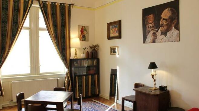 Huge room in Art Nouveau apartment - Photo4