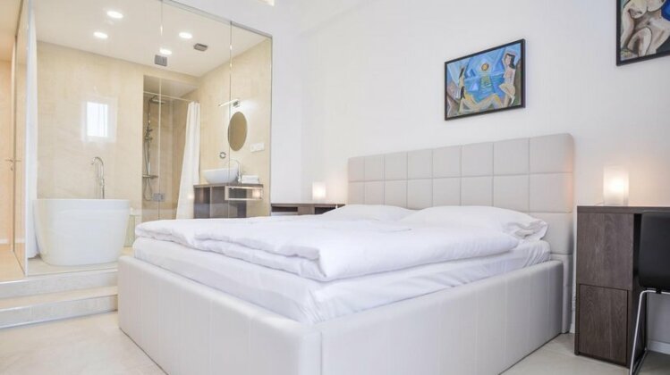 Slavia Luxury Apartment - Photo3