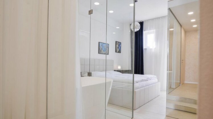 Slavia Luxury Apartment - Photo4