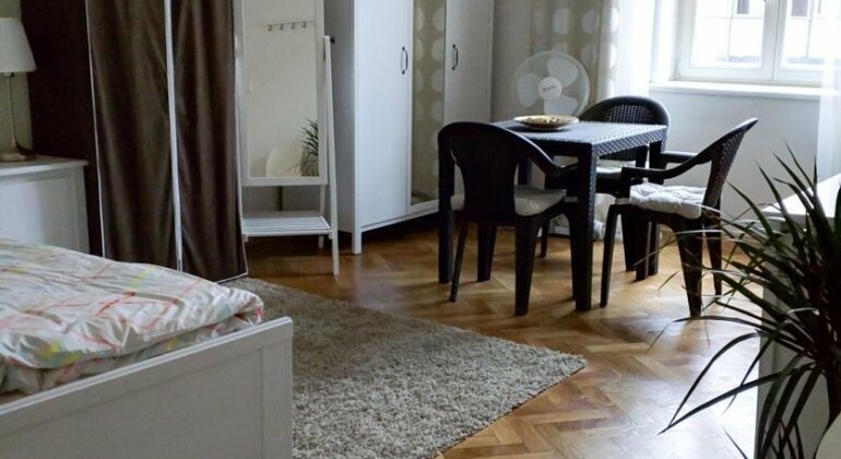 Sunny Apartment in Little Quarter - Photo2