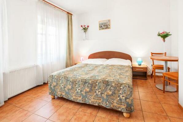 Two bedroom apartment in nice location - Photo2