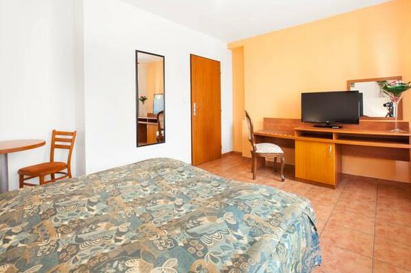 Two bedroom apartment in nice location - Photo3