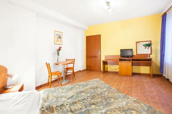 Two bedroom apartment in nice location - Photo5