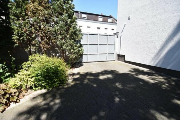 Hochwertig eingerichtetes Haus mit grosser Terrasse in Koeln-Rath