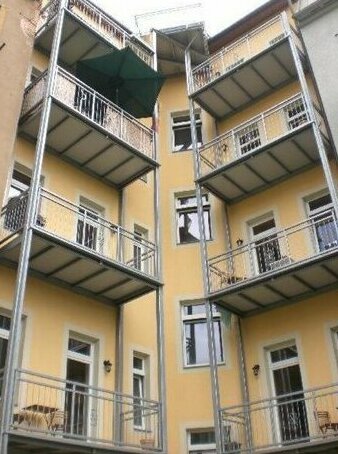 3-Raum-Fewo-Dresden-Zentrum-Balkon-Blick-Auf-Altstadt-L10