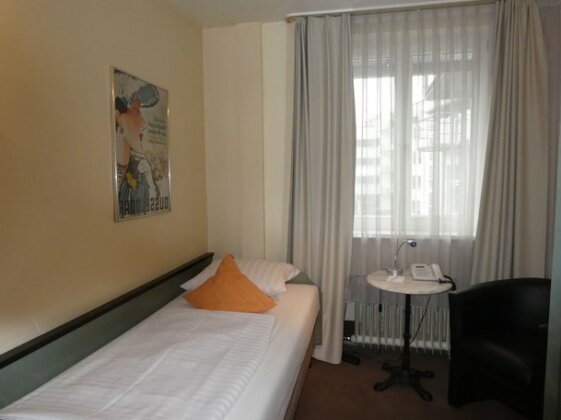 Hotel Monopol Dusseldorf - Photo4