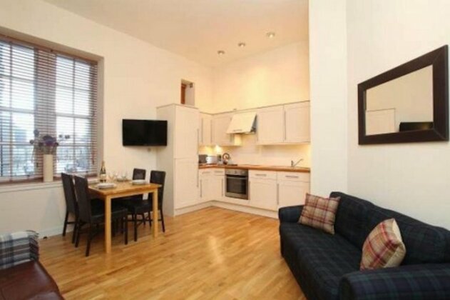 City Centre house with Private Rooms & Anytime check in & 20 min from Airport - Photo2