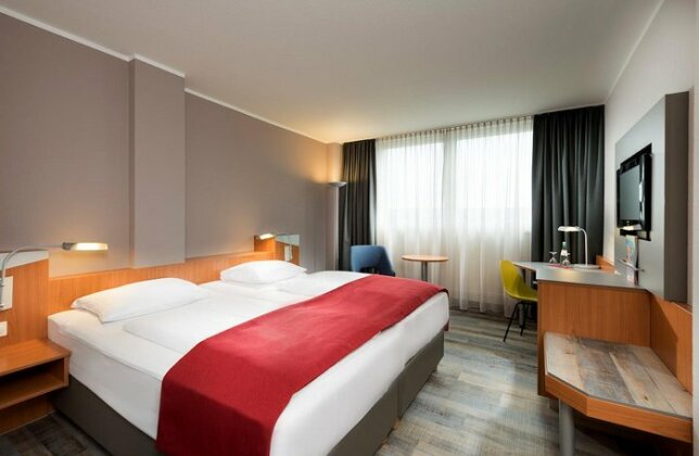 Ramada by Wyndham Hannover - Photo2