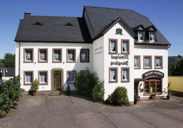 Hotel Weingut Frohliches Weinfass Kenn