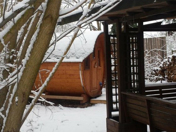 Mini Hotel Ubernachten Im Gurkenfass - Photo4