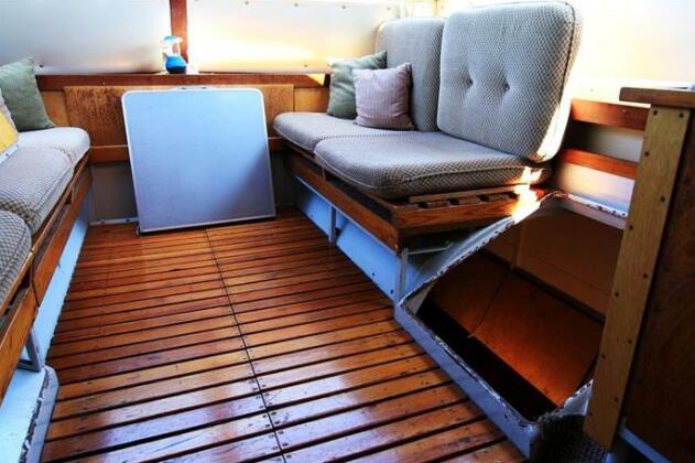 House Boat Catamaran - Photo3