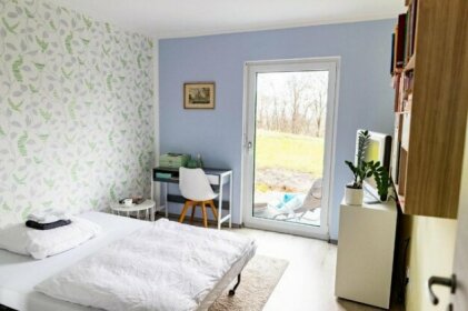 Ein helles Zimmer mit schoene Aussicht ins gruene