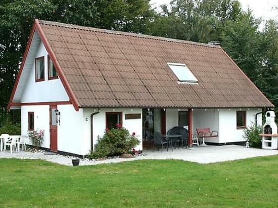 Four-Bedroom Holiday home in Allingabro 1