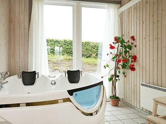 Four-Bedroom Holiday home in Ebeltoft 4 - Photo4