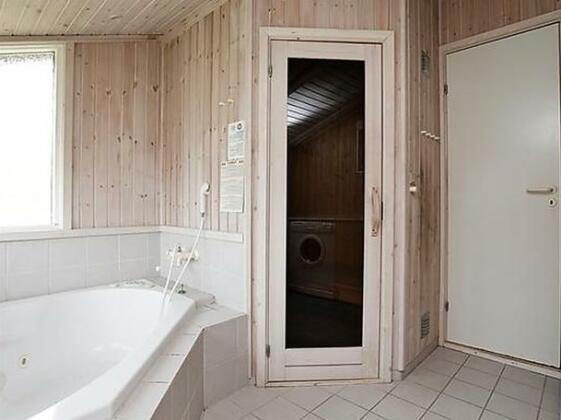 Four-Bedroom Holiday home in Dronningmolle 2 - Photo2