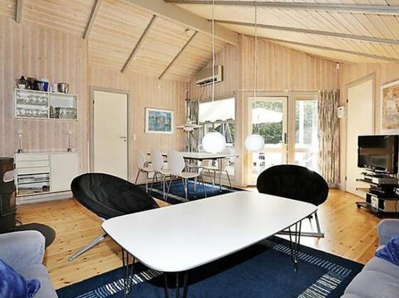 Four-Bedroom Holiday home in Melby - Photo2