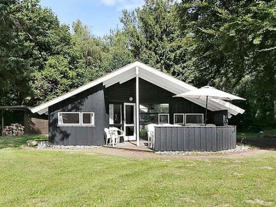 Four-Bedroom Holiday home in Melby - Photo3