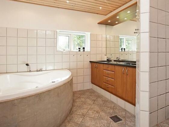 Three-Bedroom Holiday home in Store Fuglede 3 - Photo5