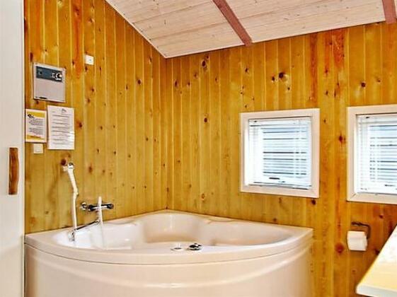 Four-Bedroom Holiday home in Sjolund 2 - Photo5