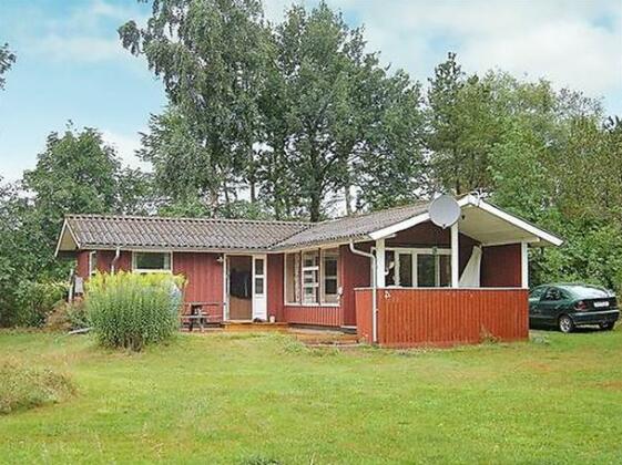 Two-Bedroom Holiday home in Hojslev 4