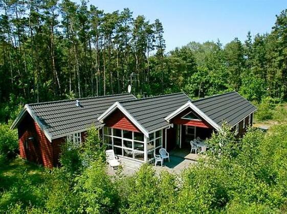 Four-Bedroom Holiday home in Aakirkeby 4