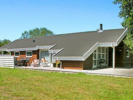 Four-Bedroom Holiday home in Aakirkeby 7