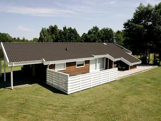 Four-Bedroom Holiday home in Aakirkeby 7 - Photo3