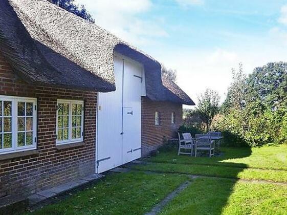 Three-Bedroom Holiday home in Hojer 2